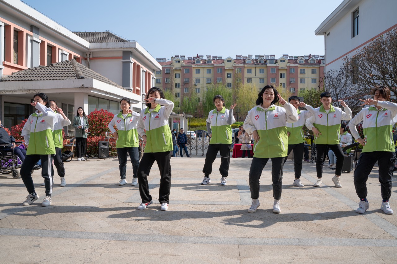 暖春暖心,敬老同行——敬老院志愿汇演活动精彩上演(图3) 暖春暖心,敬老同行——敬老院志愿汇演活动精彩上演(图3)