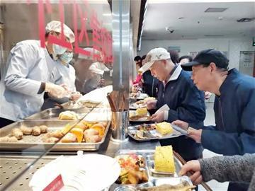 智慧养老飞入寻常百姓家!青岛市北有137处居家养老服务站(图1) 智慧养老飞入寻常百姓家!青岛市北有137处居家养老服务站(图1)